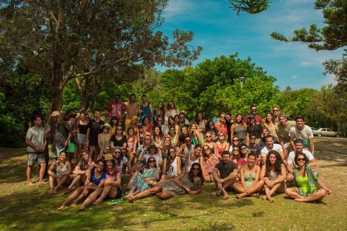 Estudiantes en Australia disfrutando de una barbacoa